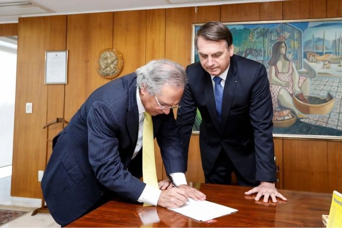 Paulo Guedes assina portaria que aumenta limite de compras em free shops.