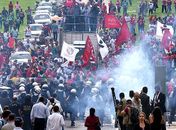 Manifestantes entram em confronto com policiais