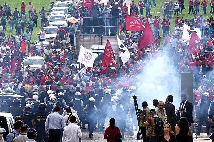 Manifestantes entram em confronto com policiais