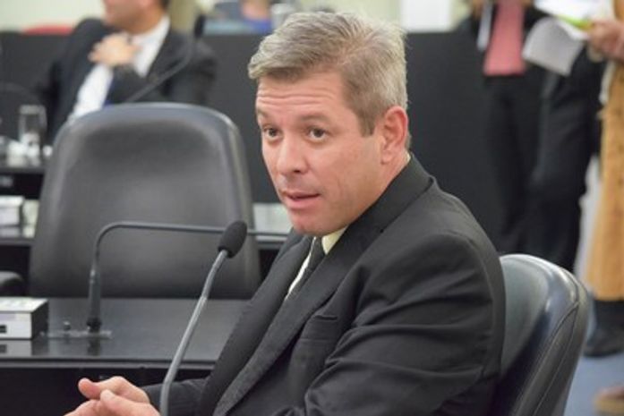 Oportunismo e demagogia: “vaquinha” de deputados lembra o Velho Oeste