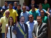 A figura do líder nacional do partido, Levy Fidelix e seu grupo de correligionários de Alagoas no encontro de Santana do Ipanema