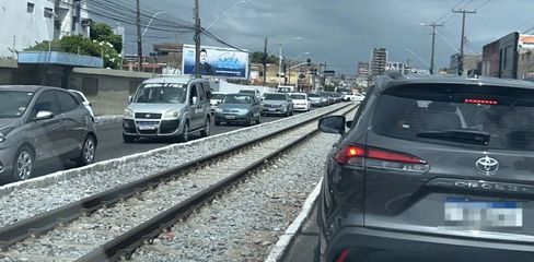 Obra emergencial no Riacho Salgadinho causa congestionamento e caos no trânsito em Maceió