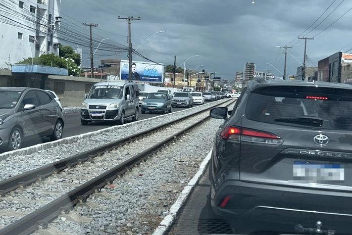 Obra emergencial no Riacho Salgadinho causa congestionamento e caos no trânsito em Maceió