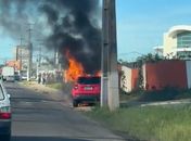 Vídeo: Incêndio destrói veículo na Av. Gustavo Paiva; Bombeiros são acionados
