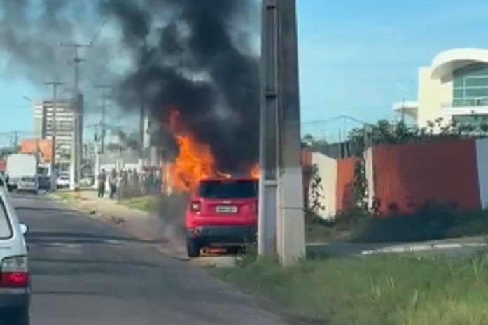 Vídeo: Incêndio destrói veículo na Av. Gustavo Paiva; Bombeiros são acionados