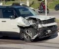 Acidente entre carro e micro-ônibus deixa pista com destroços em Jacarecica