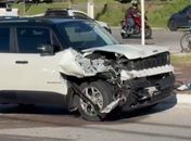 Acidente entre carro e micro-ônibus deixa pista com destroços em Jacarecica