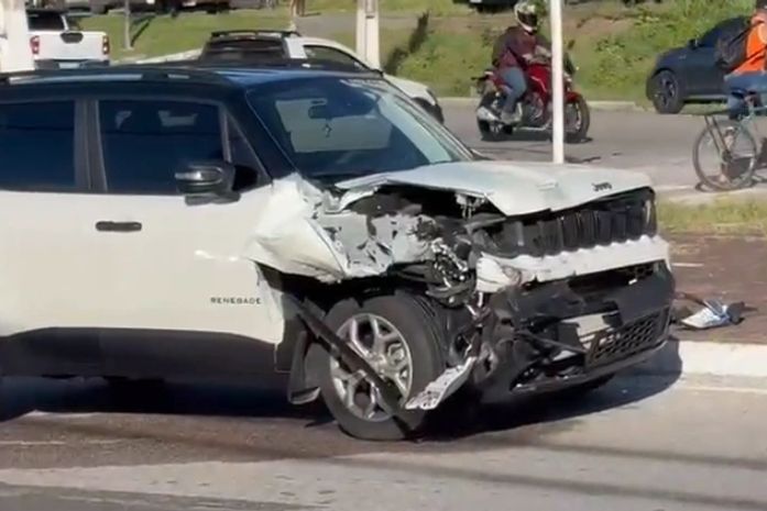 Acidente entre carro e micro-ônibus deixa pista com destroços em Jacarecica