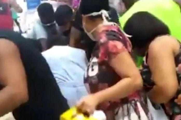 Promoção de cerveja causa confusão e disputa entre dezenas de clientes em supermercado de Salvador