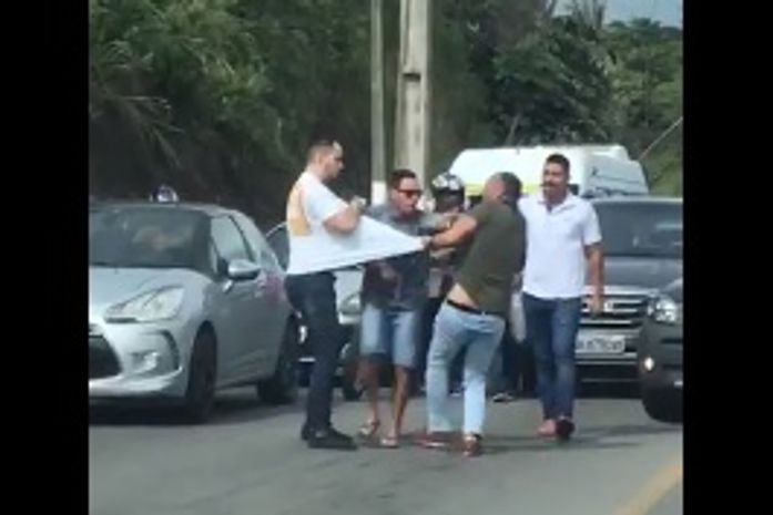Motoristas “saem no tapa” após desentendimento na Leste-Oeste; Veja vídeo