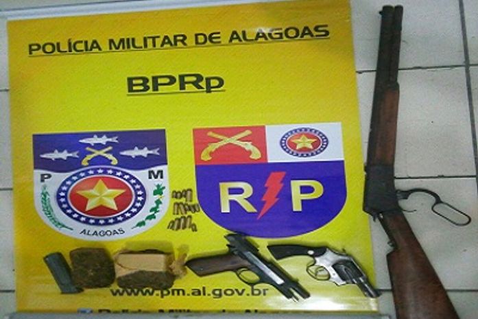 Acusado de roubar veículo é preso com drogas e armas