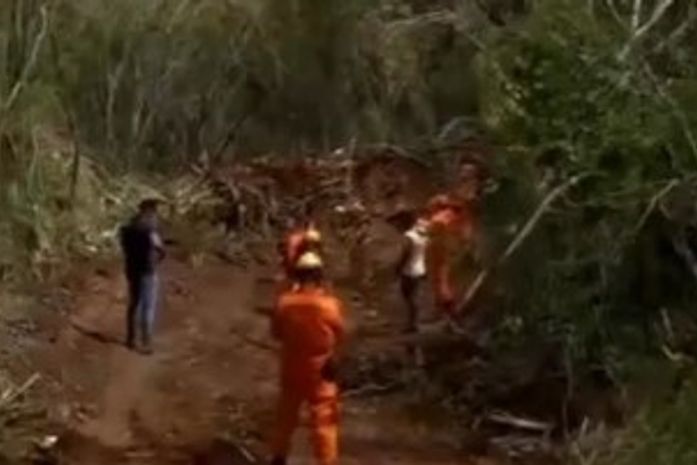 Bombeiros resgatam jovem que caiu de ribanceira em área de caatinga no Sertão