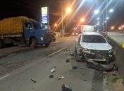 Caminhão atinge carro ao sair de posto de combustível na AL-110