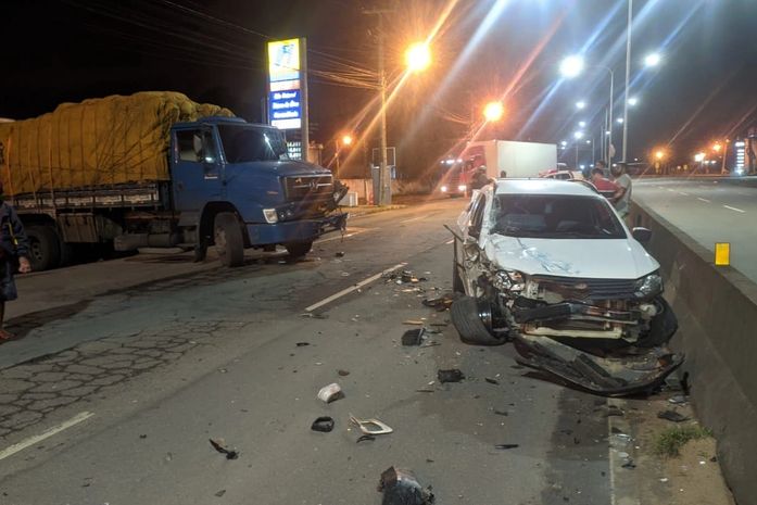 Caminhão atinge carro ao sair de posto de combustível na AL-110