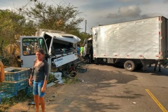 Colisão envolvendo dois caminhões deixa um homem preso às ferragens na AL-115