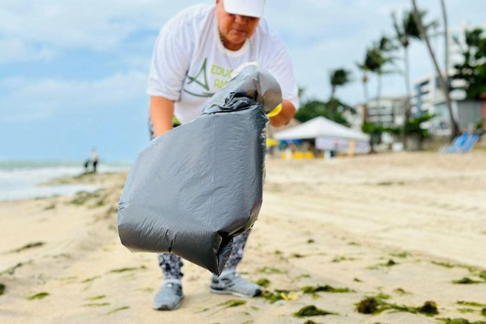 Lixo recolhido na Praia de Ponta Verde