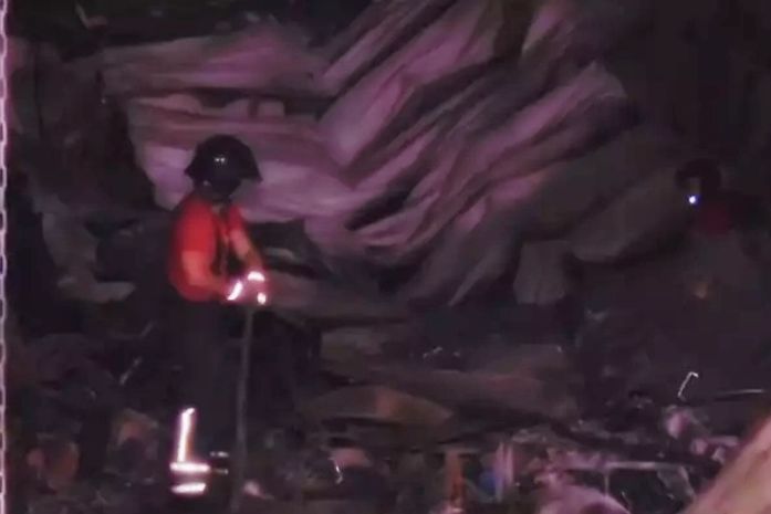 Bombeiros são acionados para combater novo foco de incêndio em loja de eletrodomésticos no Centro de Maceió