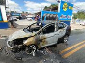 Veículo de passeio pega fogo em via pública, em Arapiraca