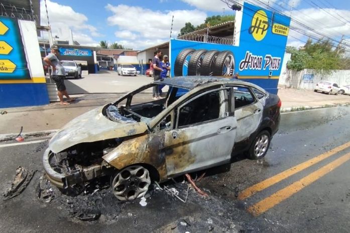 Veículo de passeio pega fogo em via pública, em Arapiraca