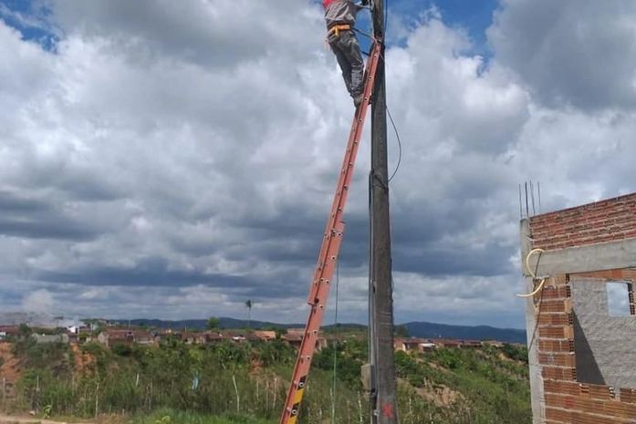 Prefeitura de Santana do Mundaú atende dezenas de solicitações para reposição de lâmpadas