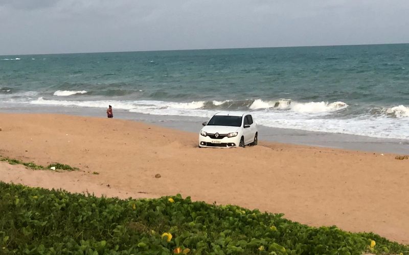 Carro abandonado na orla