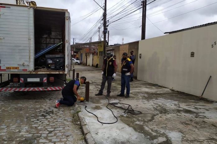 Comunidade denuncia e Convívio Social retira piquetes irregulares no Benedito Bentes