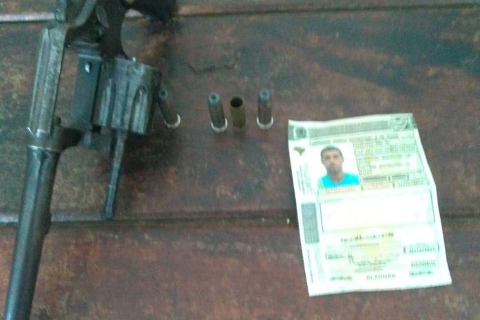 Jovem é preso com revólver no bairro do Feitosa