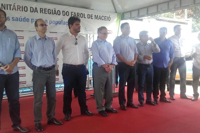 Governador durante solenidade de obra de esgotamento no Farol