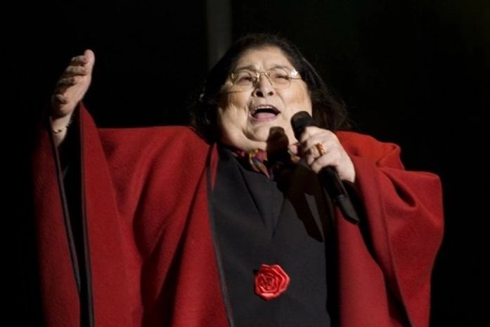 Aplauso relembra trajetória da cantora argentina Mercedes Sosa