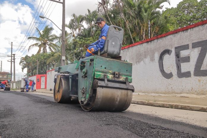 Prefeitura faz reparo no asfalto da Rua Padre Cícero no Antares nesta quinta-feira (6)