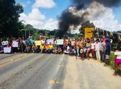 Manifestantes indígenas fecharam as duas vias da BR-101