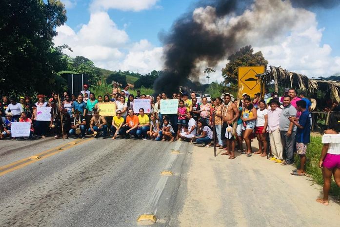 Manifestantes indígenas fecharam as duas vias da BR-101