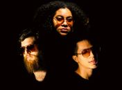 Os Fugitivos flutuam em nova fase experimental e lançam Tanto Faz, single que une referências do R&B e pop
