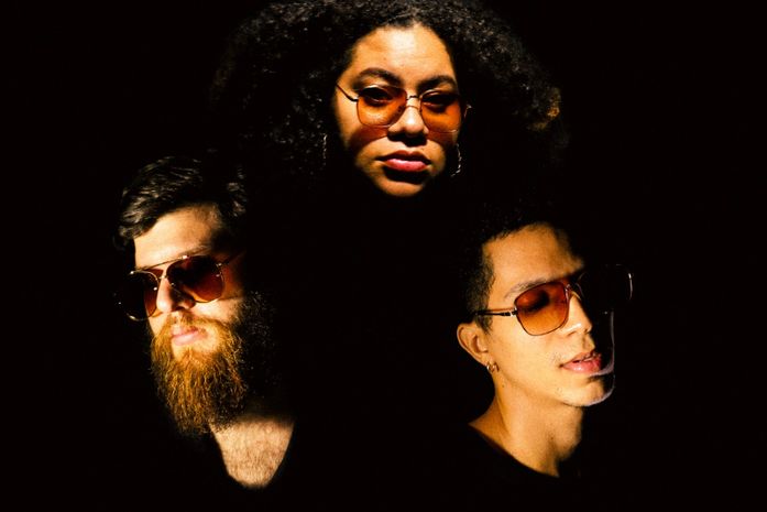 Os Fugitivos flutuam em nova fase experimental e lançam Tanto Faz, single que une referências do R&B e pop