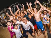 JHC faz visita ao Renasce Salgadinho e toma banho na fonte do parque linear