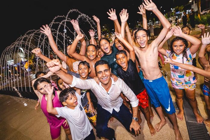 JHC faz visita ao Renasce Salgadinho e toma banho na fonte do parque linear