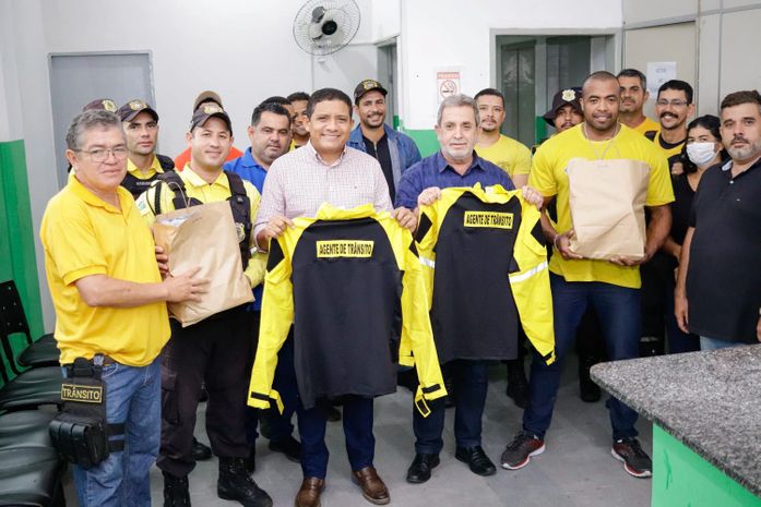 Prefeito entrega novos fardamentos à SMTT e anuncia auxílios risco de vida e de fardamento