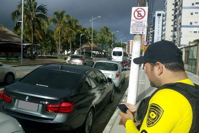 Operação da SMTT autua 100 veículos por estacionamento irregular