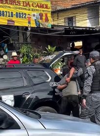 Homem é preso após agredir companheira e esfaquear motociclista no Jacintinho