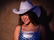 Gigi Brito, cantora alagoana de 14 anos, lança hoje novo single sertanejo