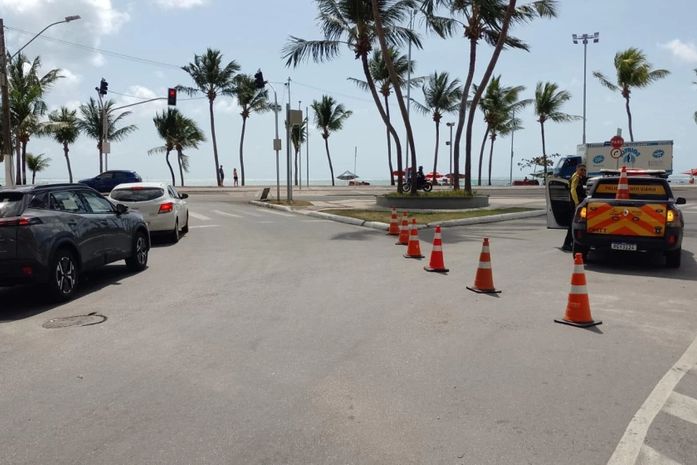 Avenida da orla de Ponta Verde é fechada nesta sexta (4) para serviço de recapeamento; Saiba os desvios
