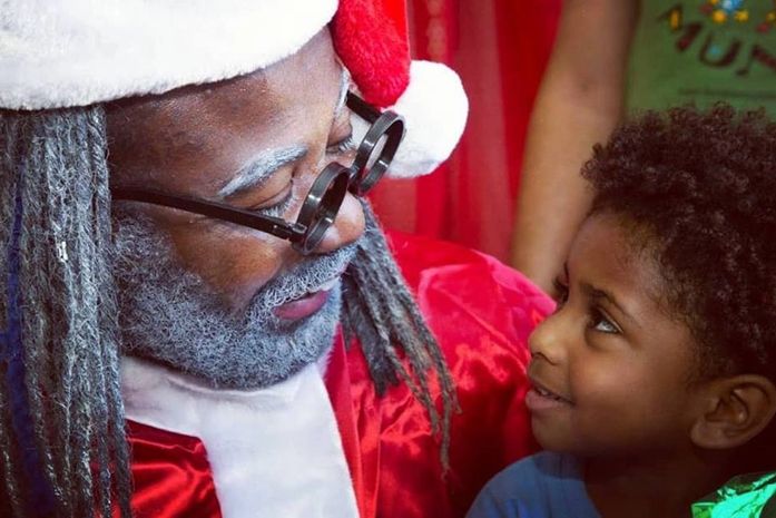 -O senhor é mais bonito que o outro Papai Noel!