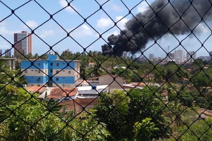 Moradores da região registraram o momento do incêndio