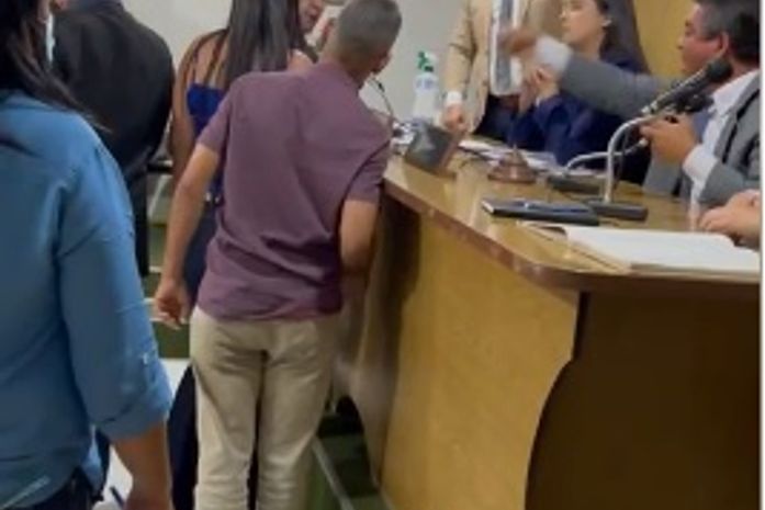 Sessão na Câmara de Atalaia termina em discussão entre vereadores e Guarda Municipal é acionada; veja vídeo