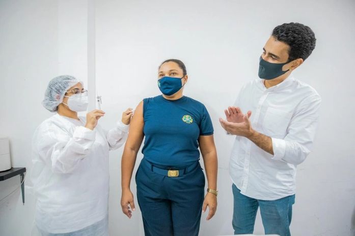 Prefeito JHC acompanha início da vacinação de guardas municipais
