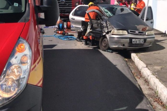 Policiais militares ficam feridos após acidente com viatura dos bombeiros em Maceió