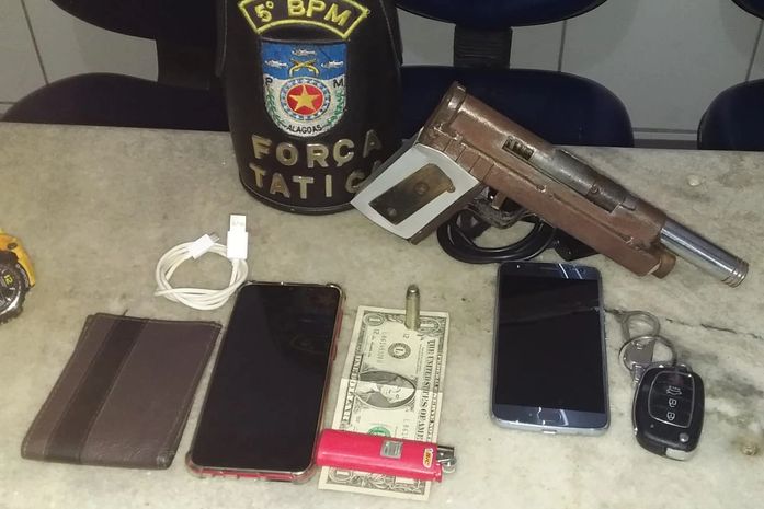 Objetos apreendidos com os assaltantes.