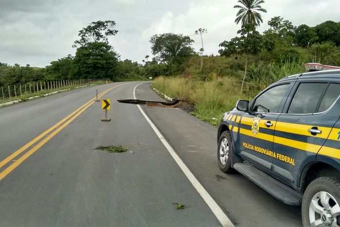 Cratera na BR 101, em Joaquim Gomes