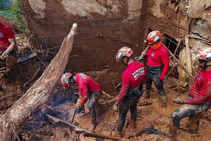 Bombeiros acham corpo de garoto soterrado em Santa Maria de Itabira, em Minas Gerais