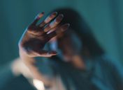 Mulher se protege de agressão do companheiro com grelha de churrasqueira, em Maceió